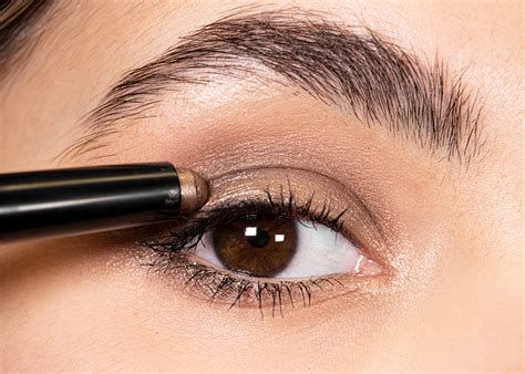 Flawless Eyes Made Simple with Eye Magic Instant Eye Shadow